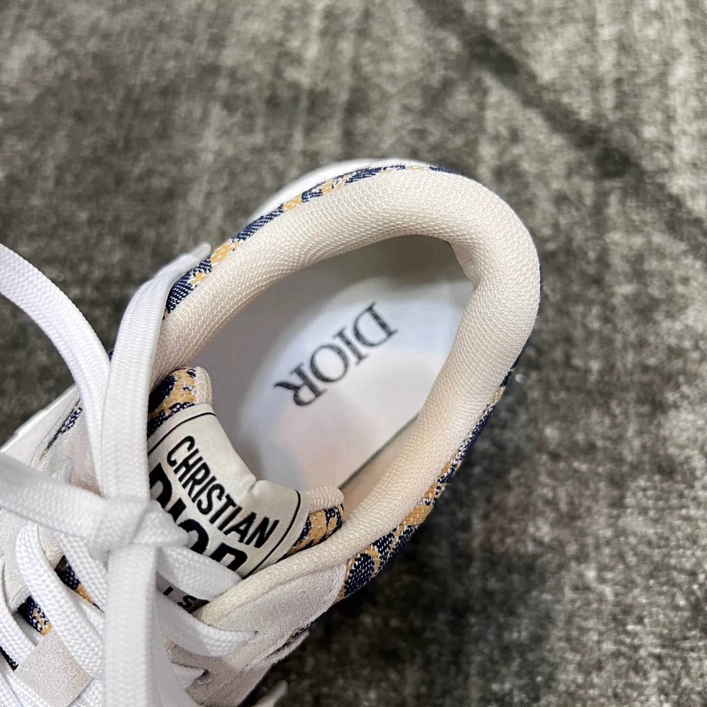 Factory price: 438💰【DIAo·Dior】Original quality.~ Unique modern style sneakers. 🏃A must-have casual shoe for trendy men😍😍 Original brand imported from Italy, imported original leather, sheep lining (refuses to discolor and grind feet) Sole: Original sole provided by the original factory, French lazy style design ⚠️Fit to the feet, original quality, super comfortable original sole. It’s like shooting the real thing 🎬The real thing is better, high-quality sneakers, size: 38-44, custom-made 45
